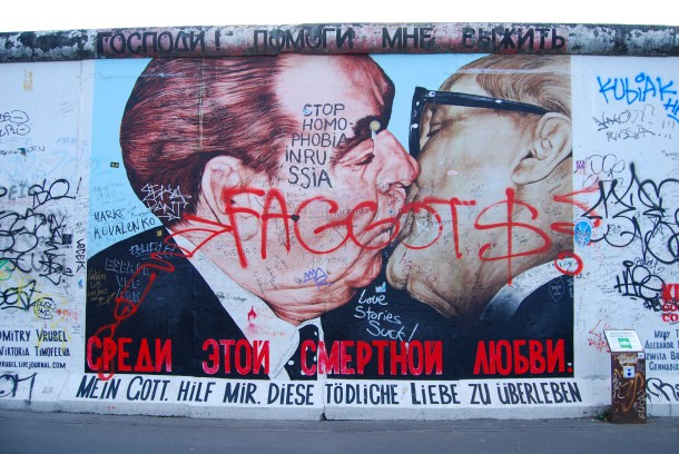 Virginia Duran Blog- Beautiful Berlin- Photography- Berlin Wall Gay Men Kissing