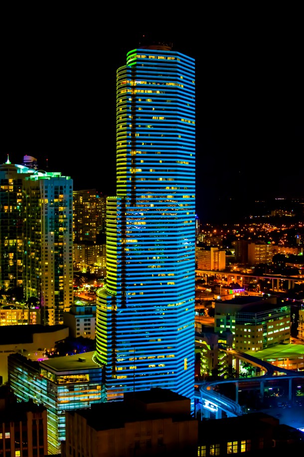 Virginia Duran Blog- 23 Spots You Shouldn't Miss in Miami If You Love Architecture- Miami Tower + James L Knight International Center by Pei Cobb Freed and Partners