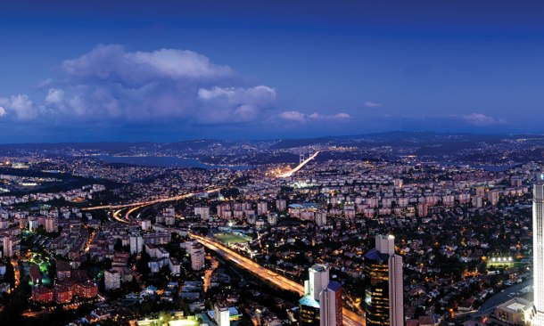 Virginia Duran Blog- 10 Sites To Take The Best Skyline Pictures in Istanbul- Sapphire Tower-night