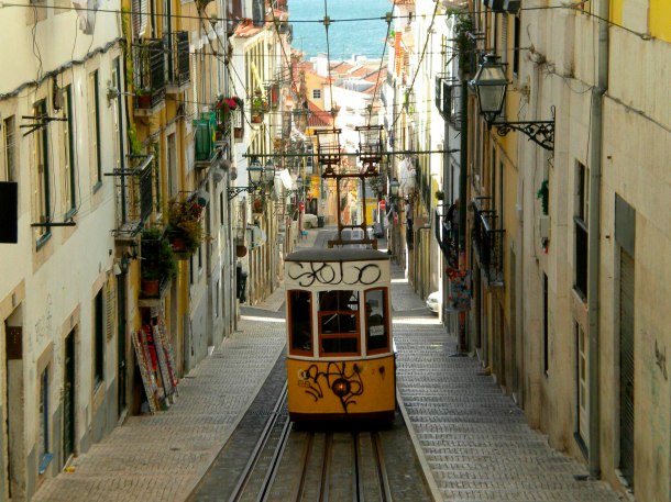 Virginia Duran Blog- 10 Sites for Amazing Skyline Pictures-Lisbon-Rua da Bica