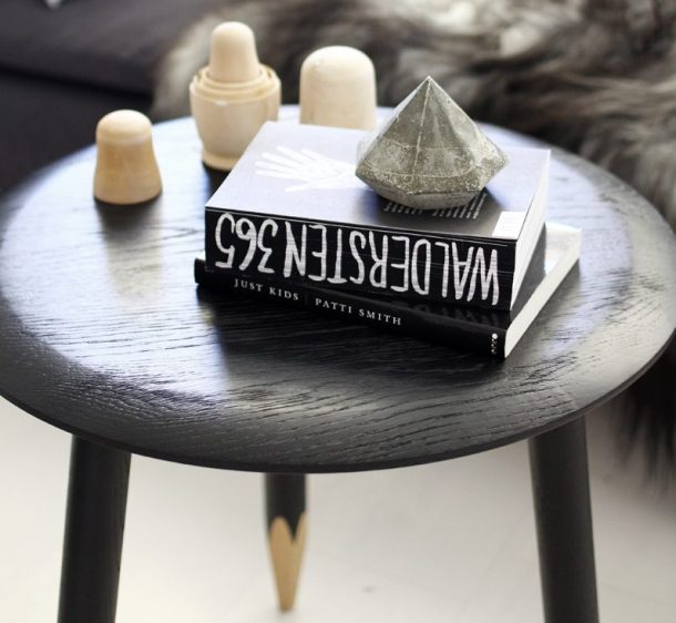 Virginia Duran Blog- 12 Cool Concrete and Cement DIY Designs- Paperweight