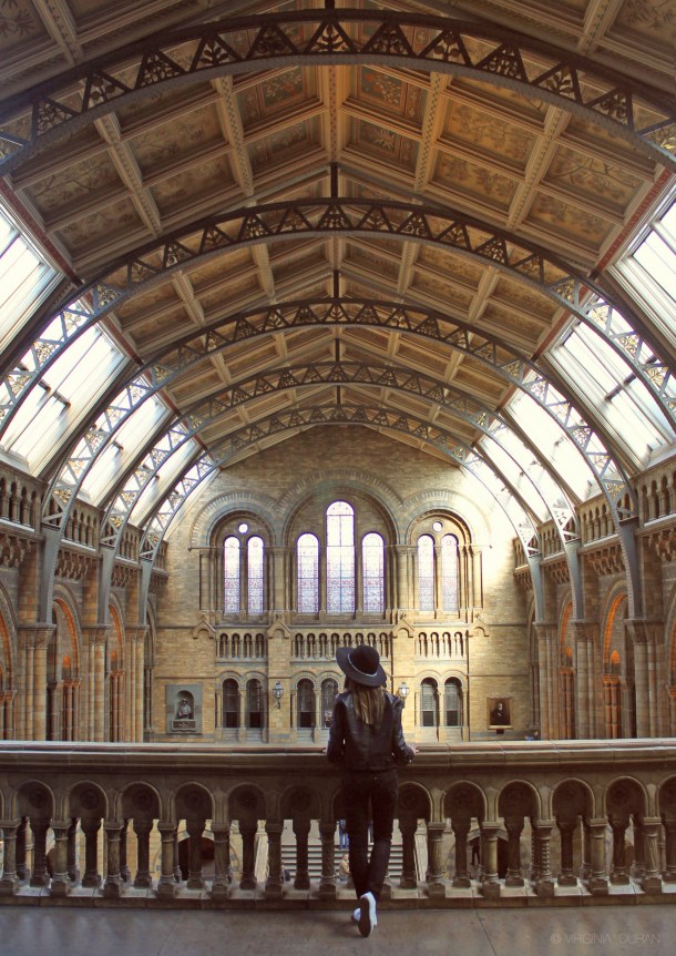 virginia-duran-amazing-london-museum-fashion-blogger-wallpaper